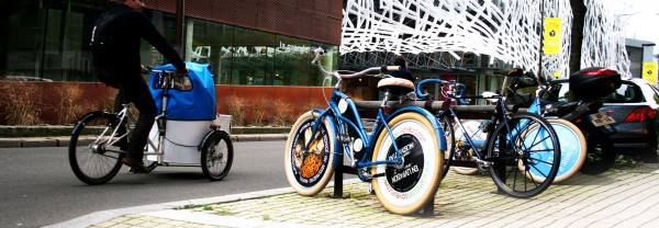 Un vélo publicitaire (écovélo) garé en ville