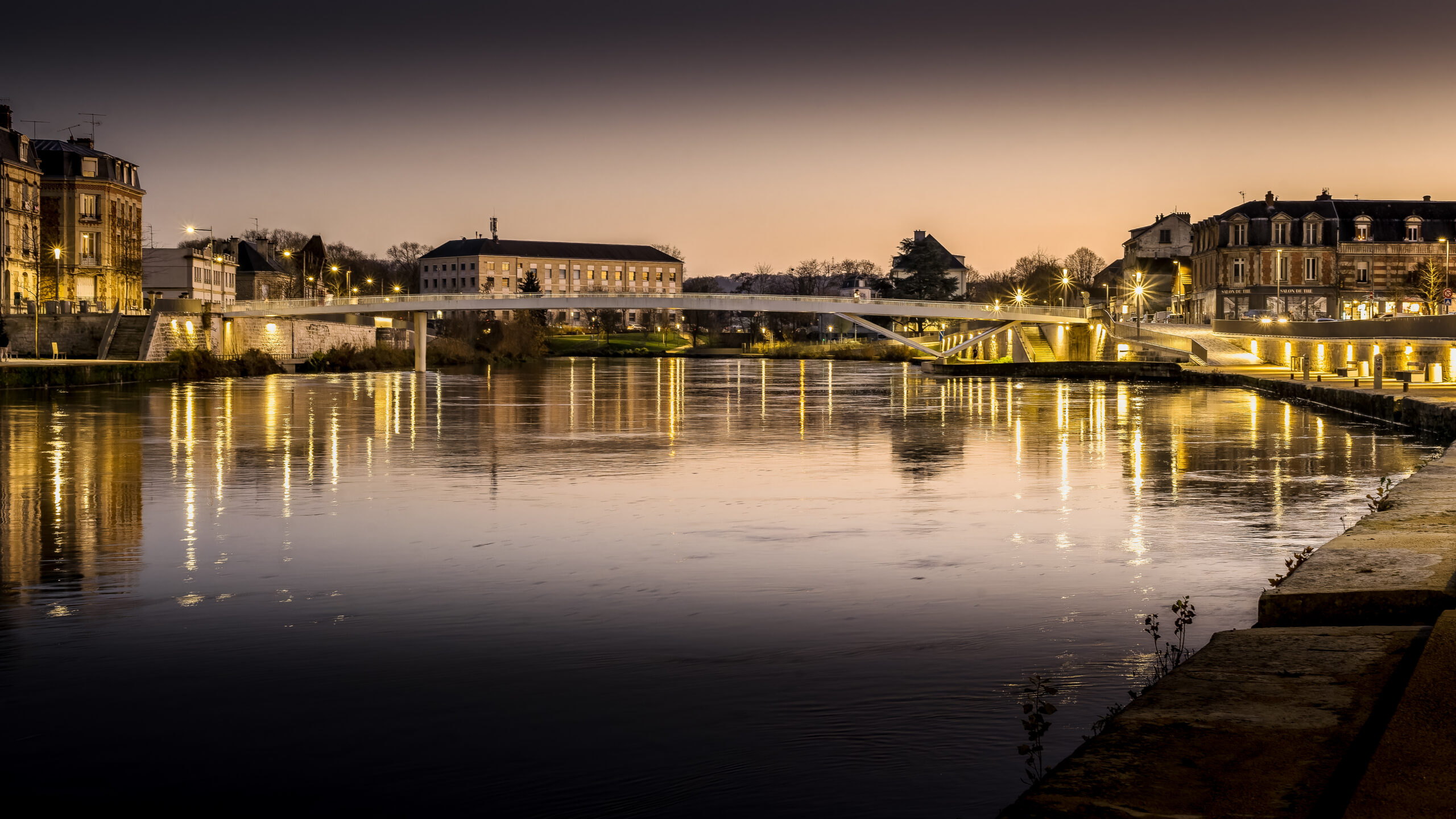 Vue de nuit sur la ville de Soissons