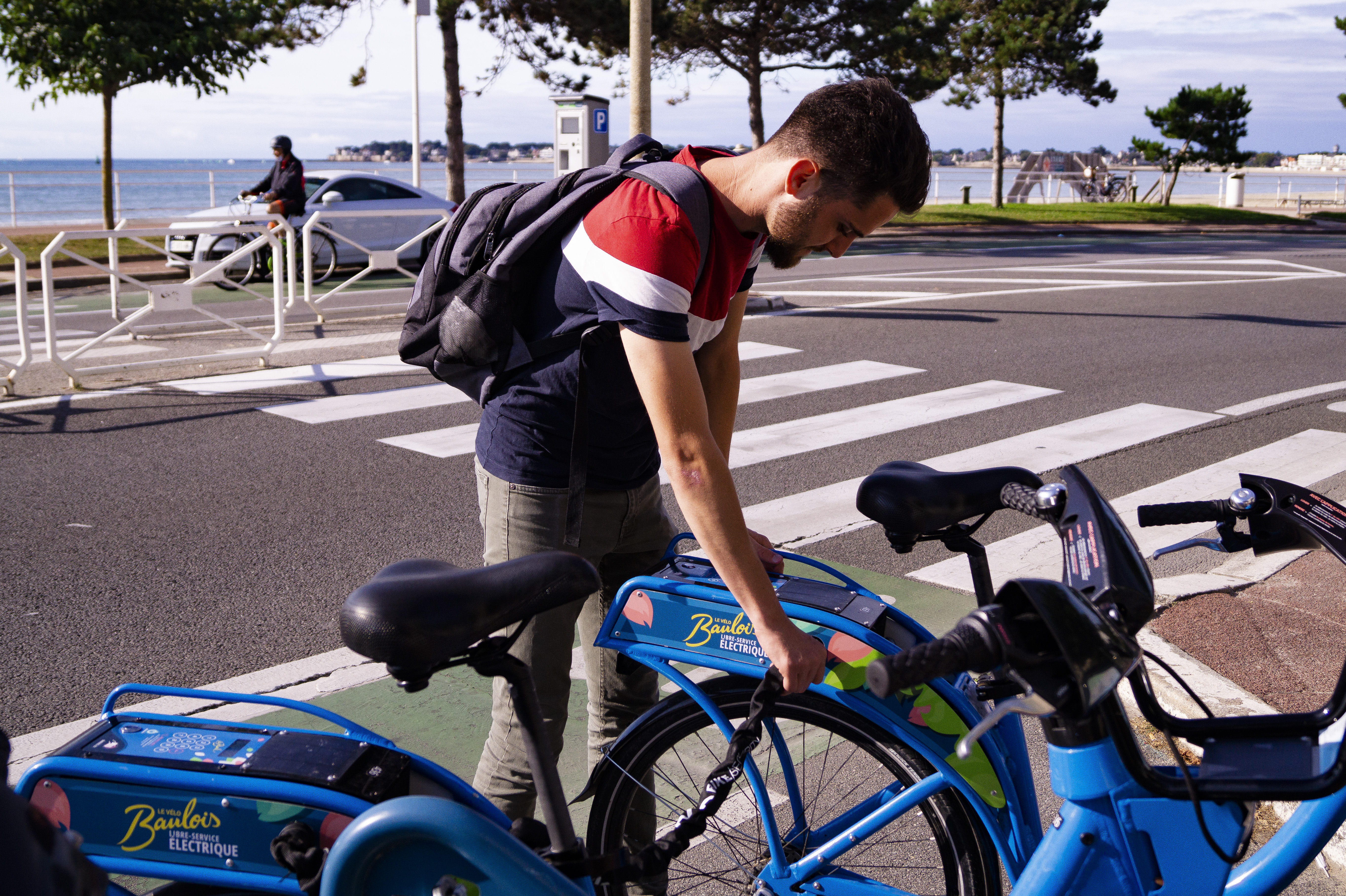 Un utilisateur qui déverrouille le vélo Baulois à La Baule, un vélo développé par la société Ecovelo