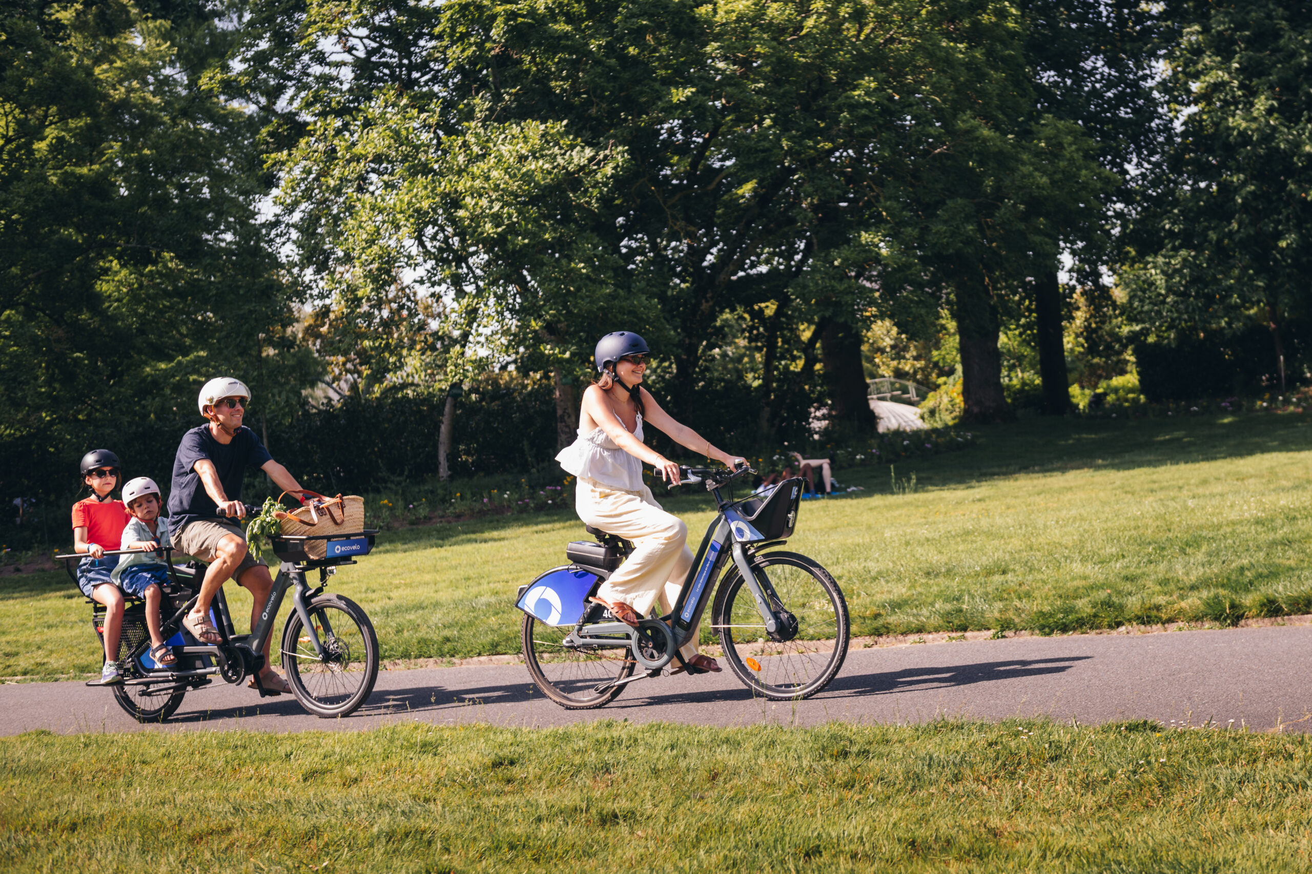 Des vélos en libre-service individuels et des vélos en libre-service longtail pour le transport d'enfant ou biplace adulte, tous les usages réunis dans la même station