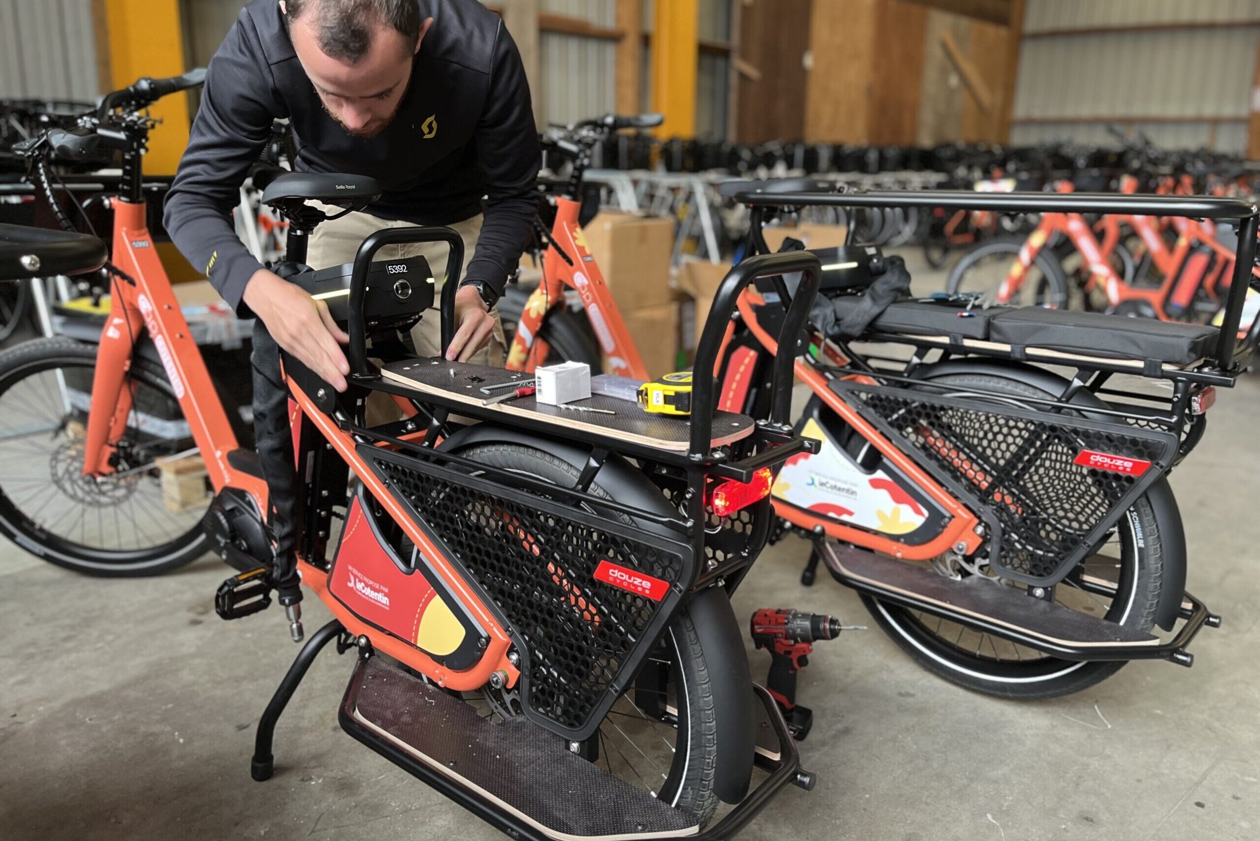 Mise en service des longtails en libre-service dans l'atelier Fil & Terre en Cotentin
